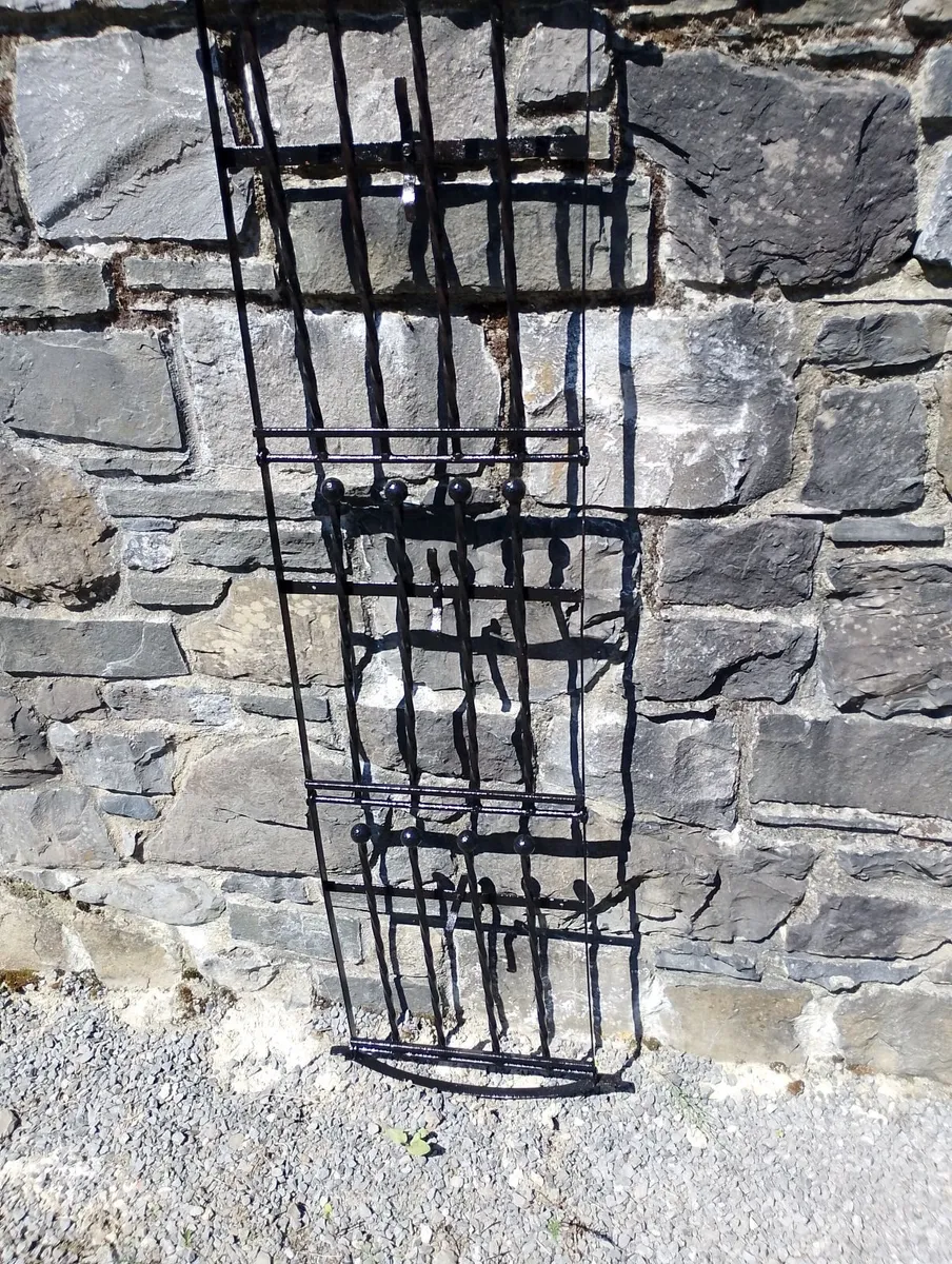Six pair Wellington rack wall mounted - Image 1