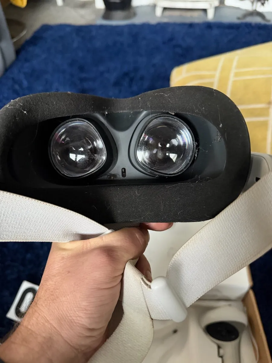Oculus Quest 2 - Image 2