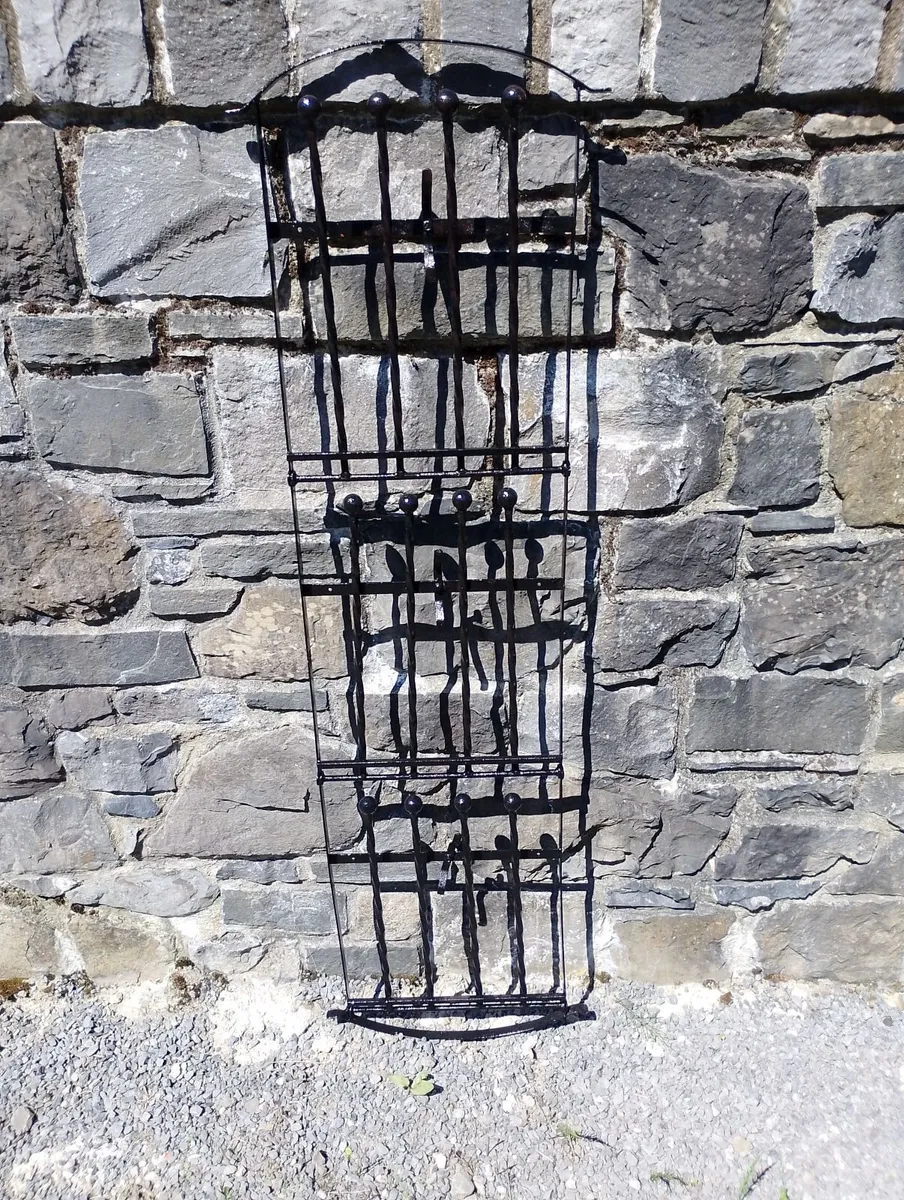 Wellington wall mounted holding rack six pair - Image 2