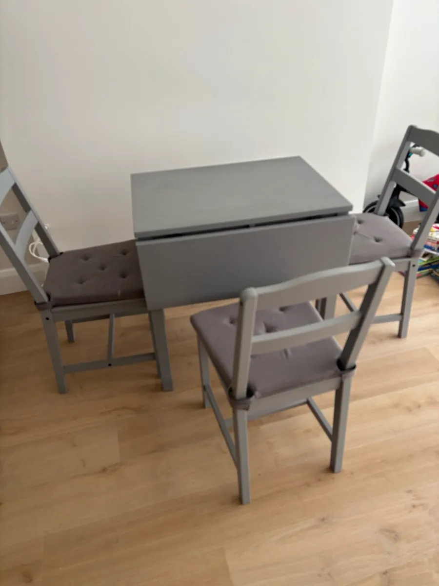 Drop leaf table and three chairs - Image 2