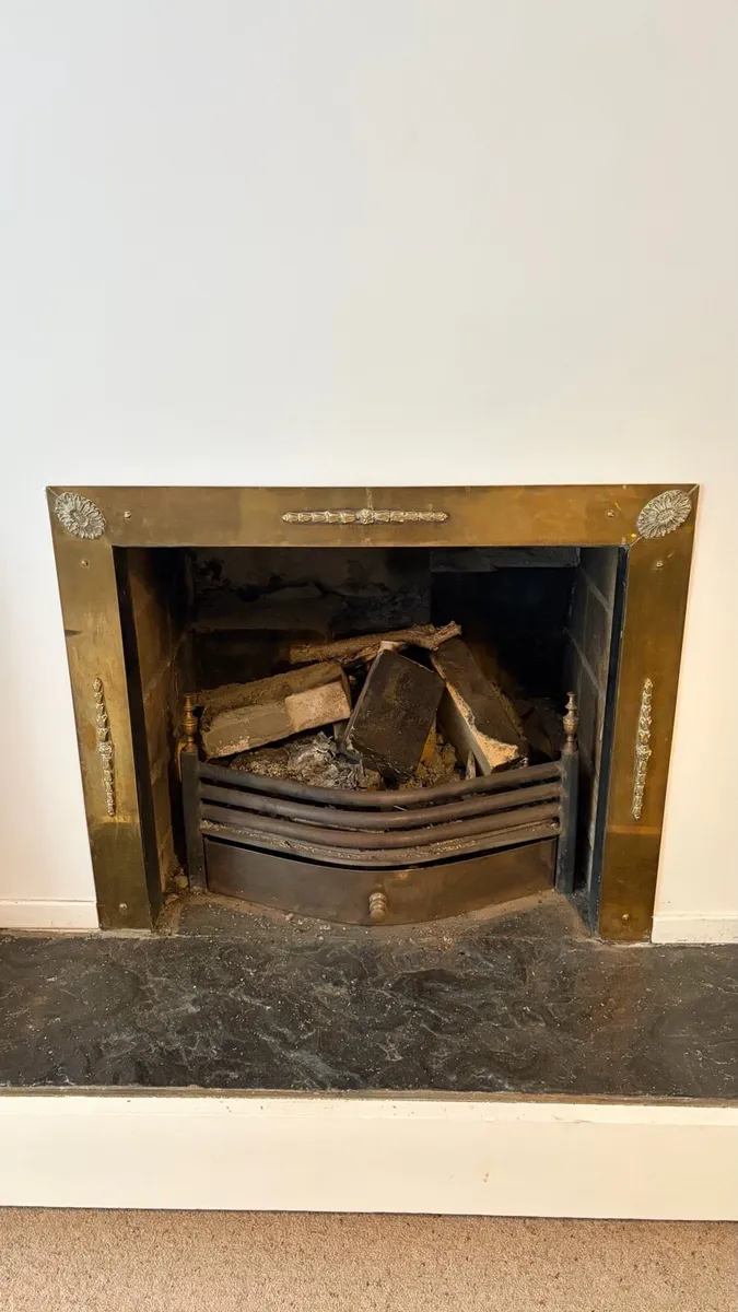 Fireplace brass surround and grate - Image 1