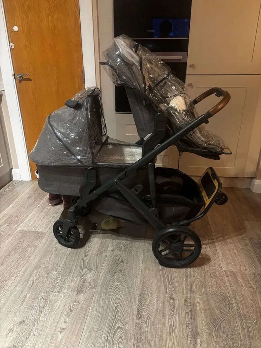 Uppababy vista V2 complete travel system - Image 2