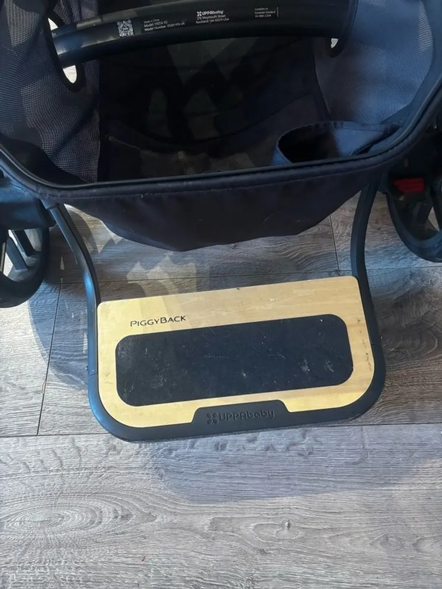 Uppababy vista V2 complete travel system - Image 3