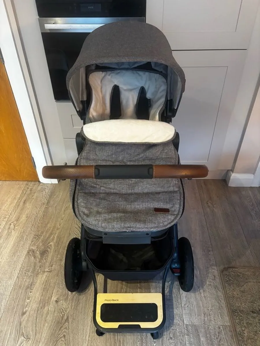 Uppababy vista V2 complete travel system - Image 4