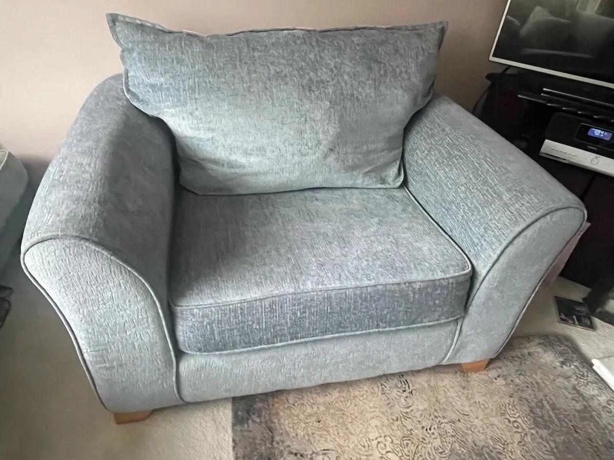 Love Seat - Image 4