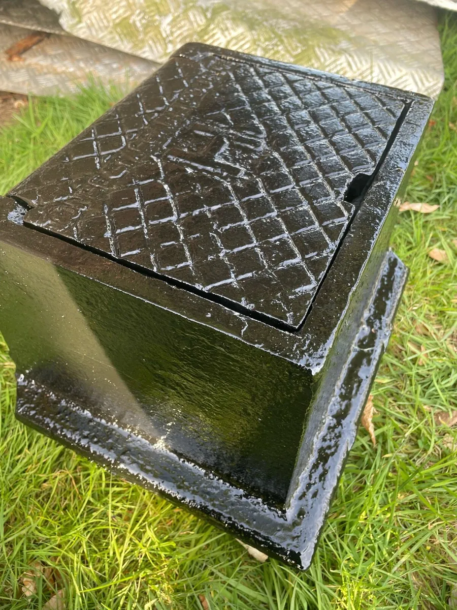 Cast iron water cover - Image 1