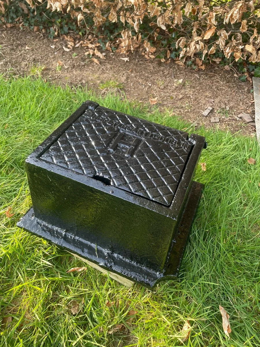 Cast iron water cover - Image 2