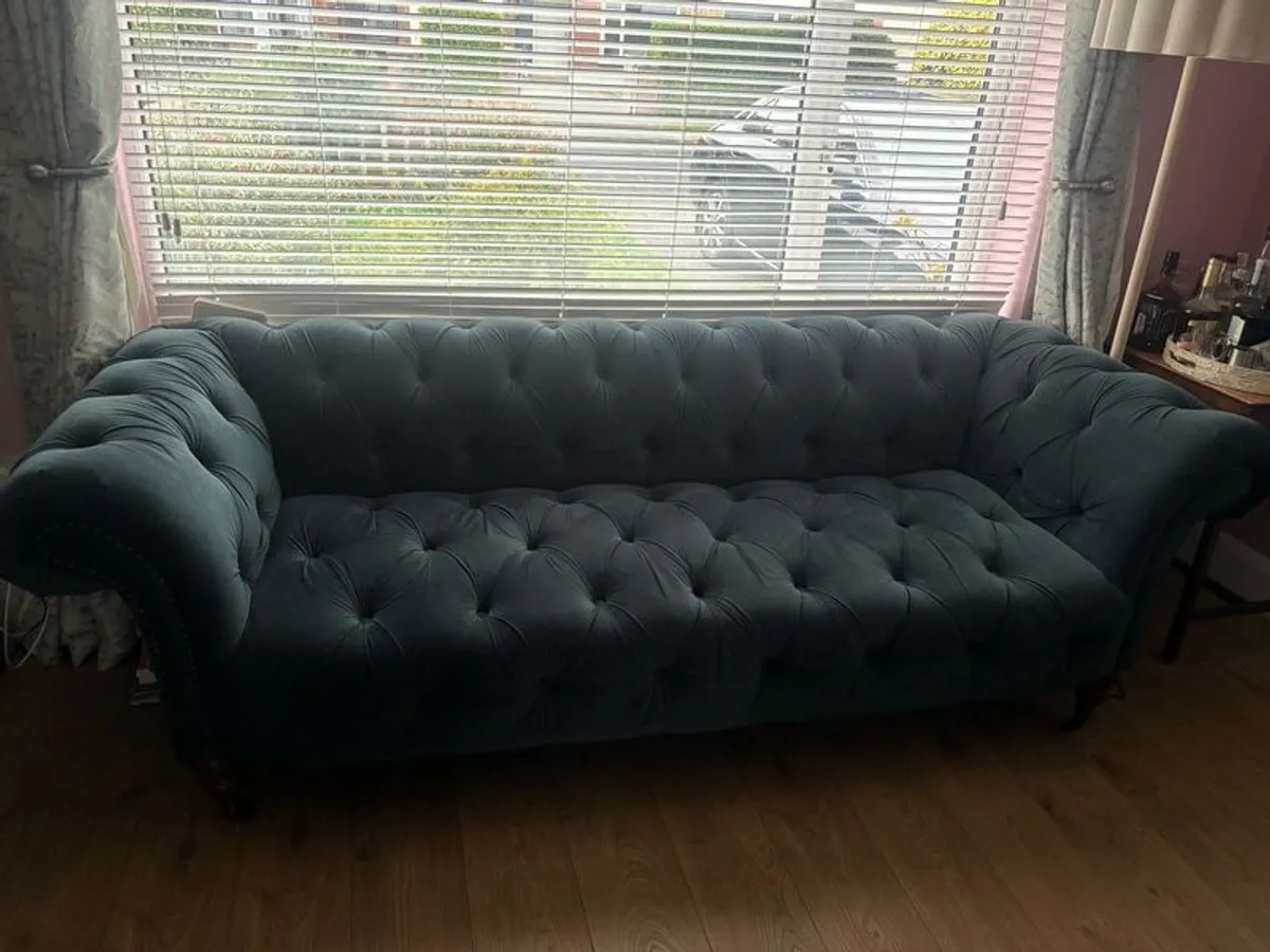 Beautiful blue velvet Chesterfield sofa - Image 1