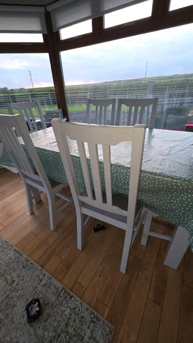 Kitchen table and chairs - Image 3