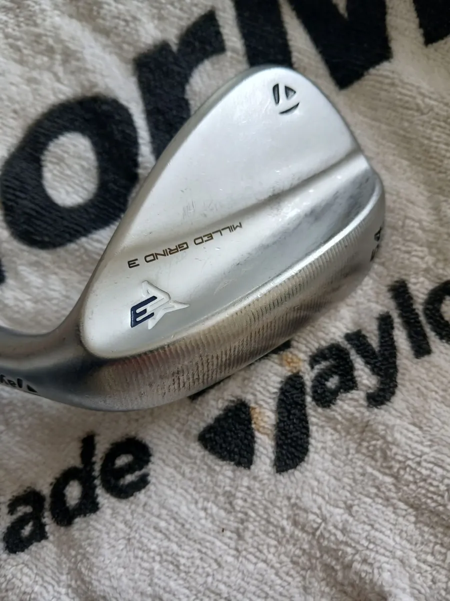 Taylormade wedge 54.11 with milled grind raw face - Image 1