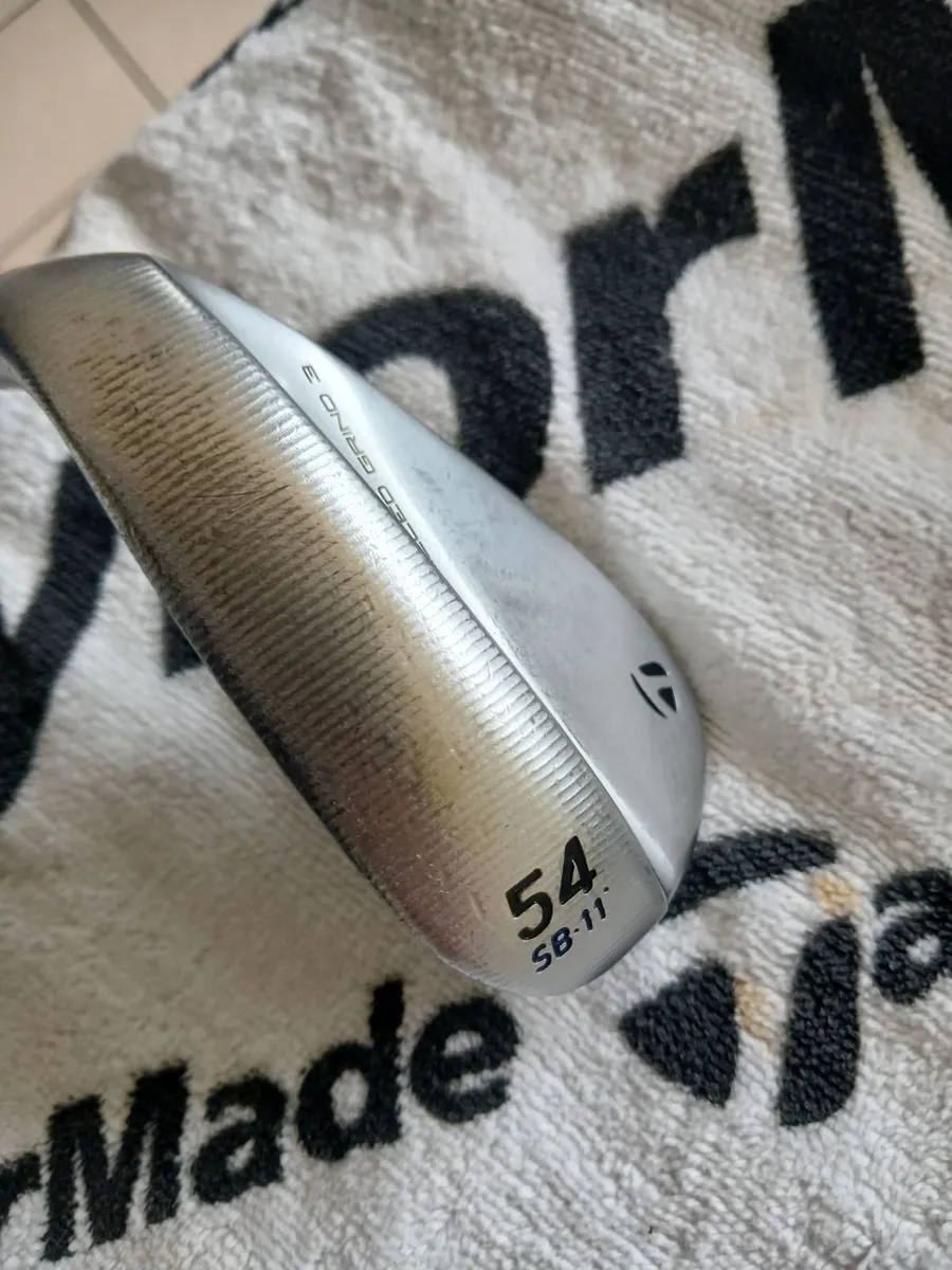 Taylormade wedge 54.11 with milled grind raw face - Image 2