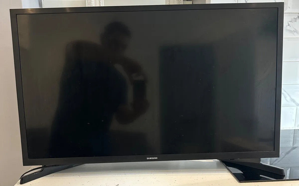 SAMSUNG 32INCH H5000 720P HD SMART TV - Image 2
