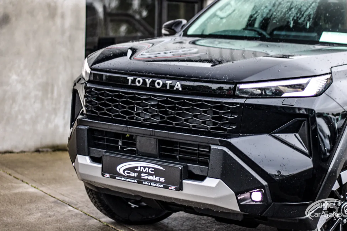 2026 TOYOTA HILUX INVINCIBLE - Image 2