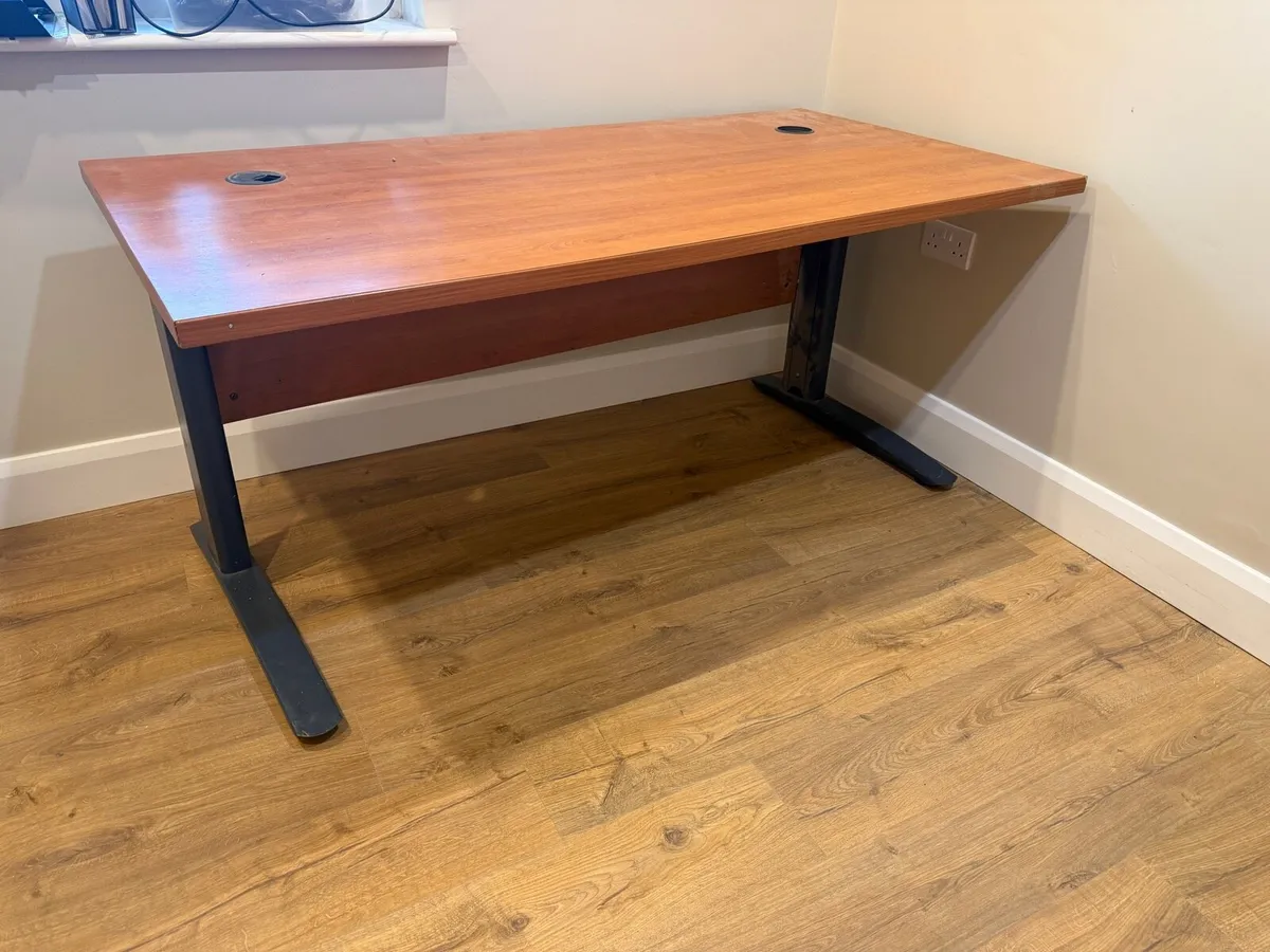 Five desks - Image 2