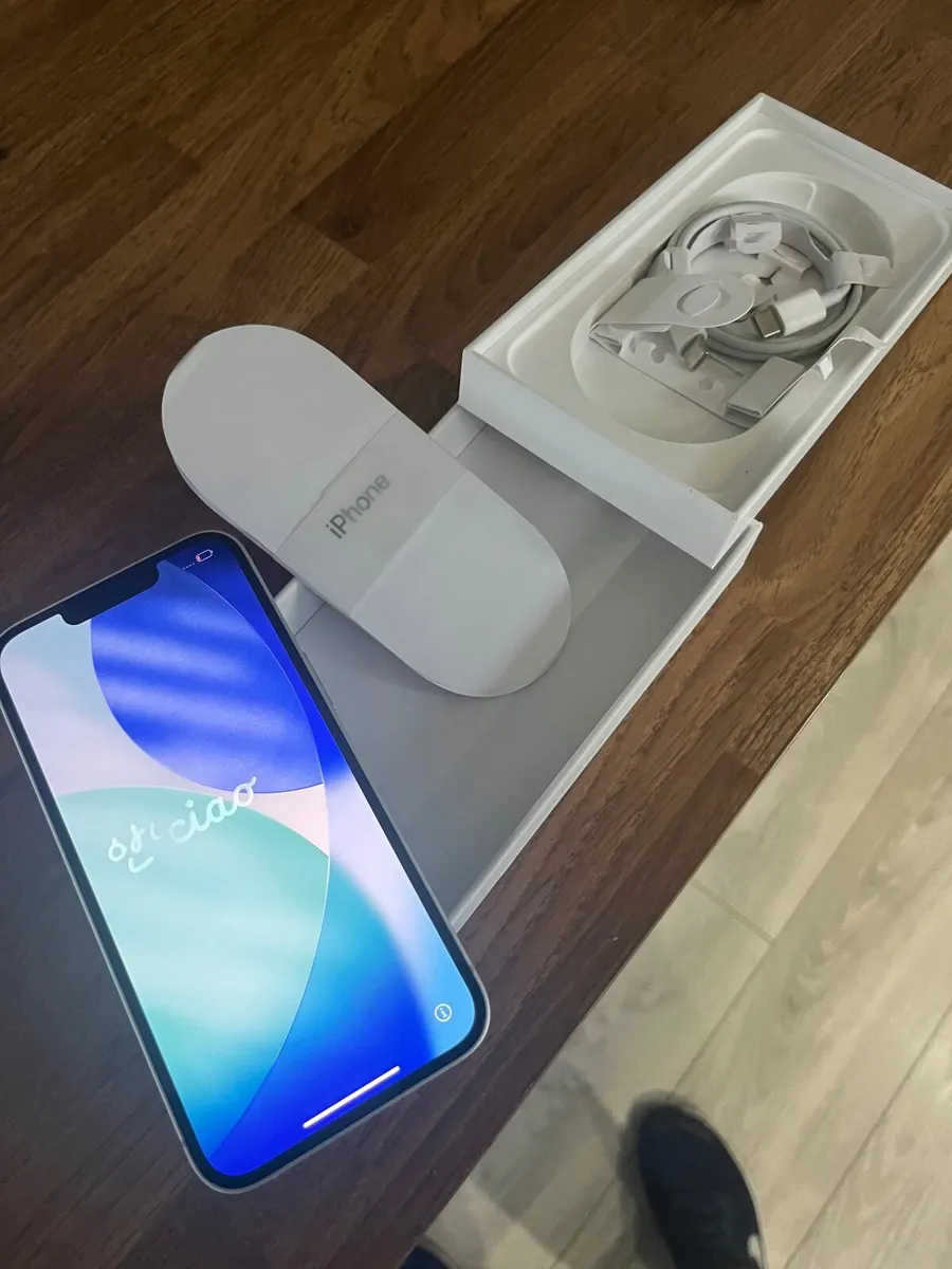 iPhone 16e - Image 1