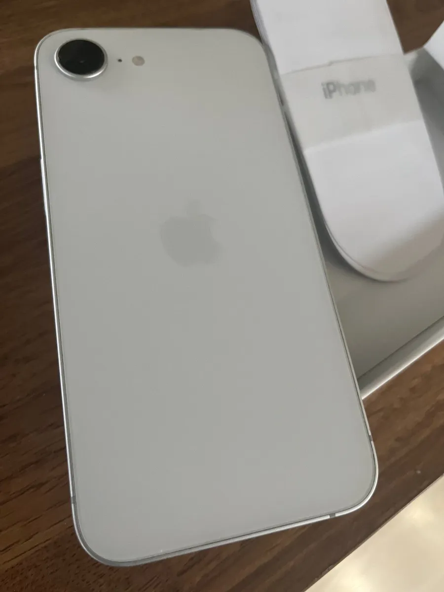 iPhone 16e - Image 3