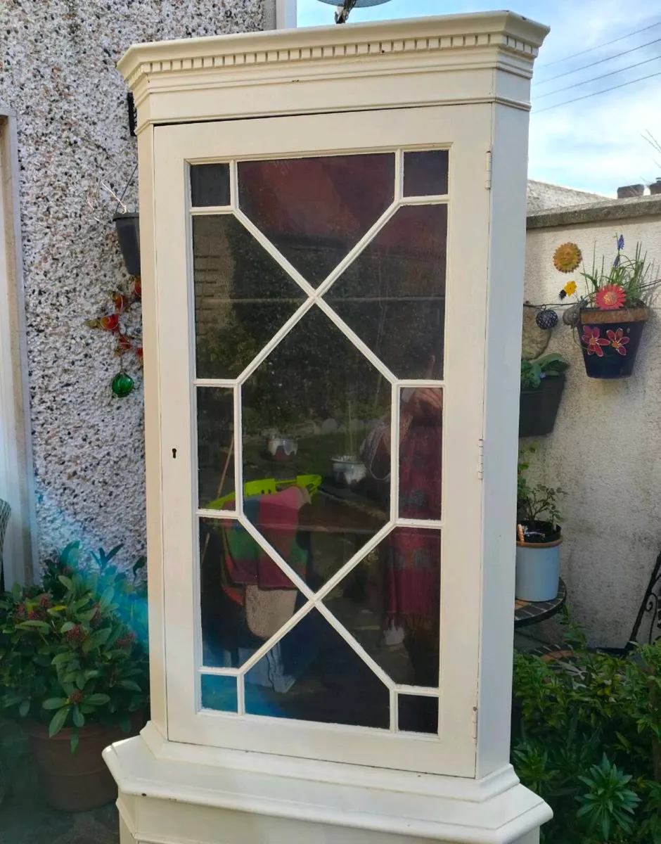 Antique Mahogany corner cabinet, with glass and do - Image 2