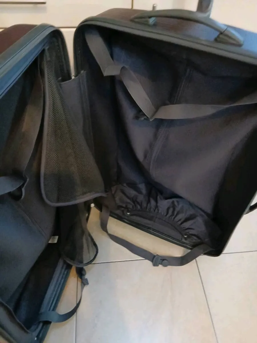 EXTRA LARGE HARD TYPE SUITCASE 4 WHEELS - Image 4