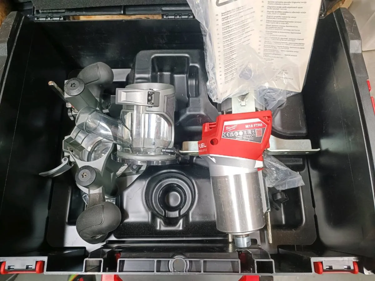 Milwaukee m18 ftr8 router.