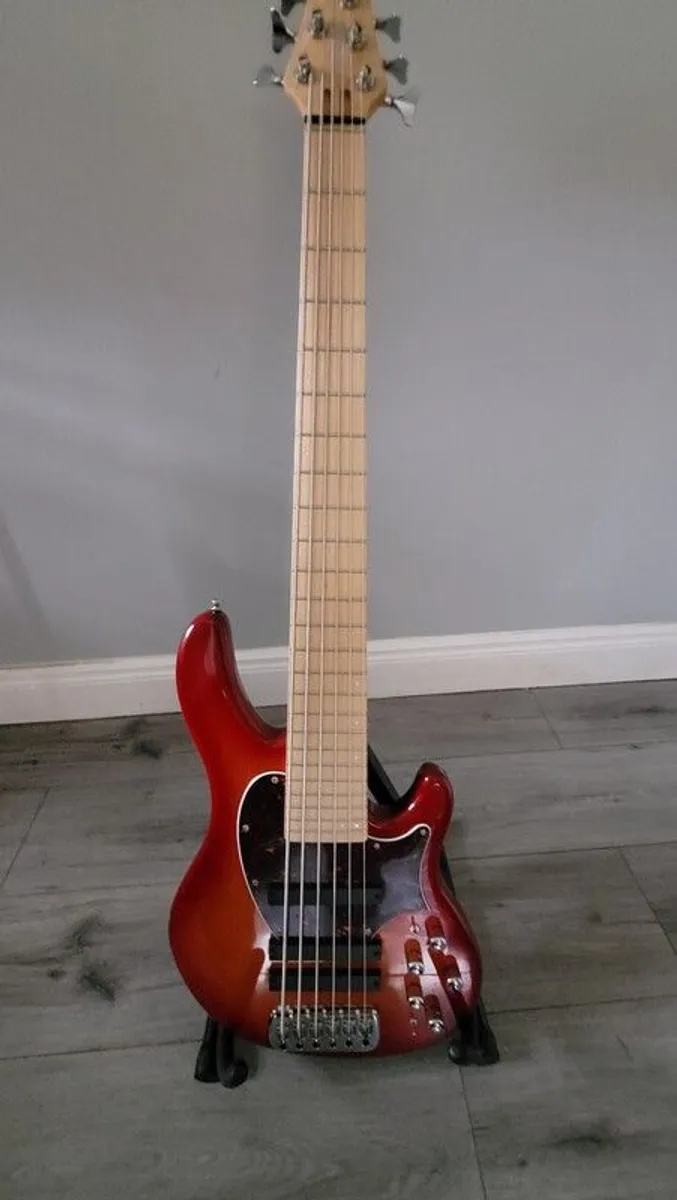 Clover Avenger 6 string bass - Image 2