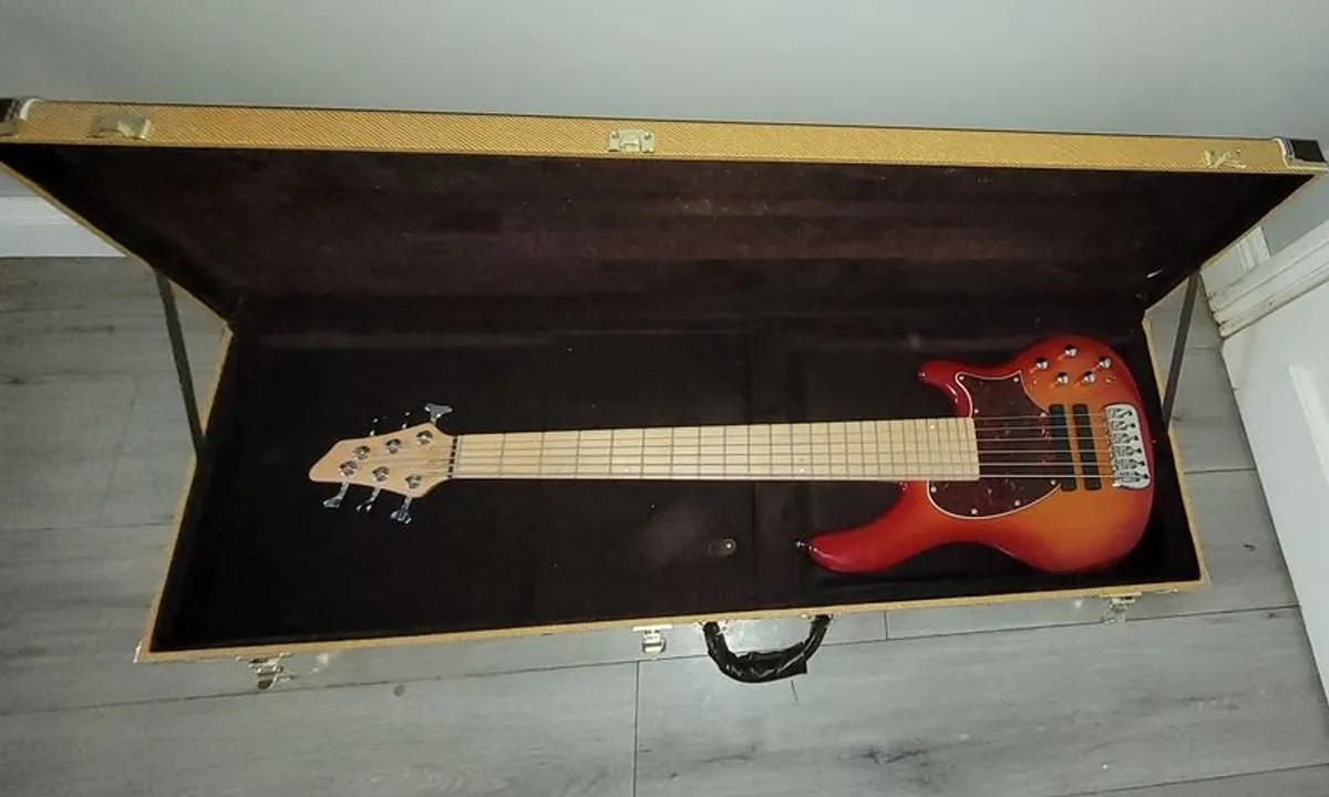 Clover Avenger 6 string bass - Image 3