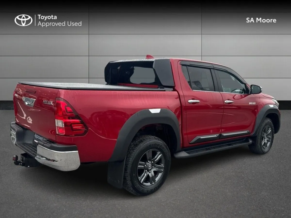 Toyota Hilux 2.8 MANUAL - BLACK EDITION - Image 2