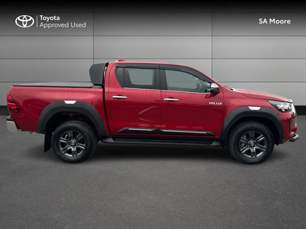 Toyota Hilux 2.8 MANUAL - BLACK EDITION - Image 3