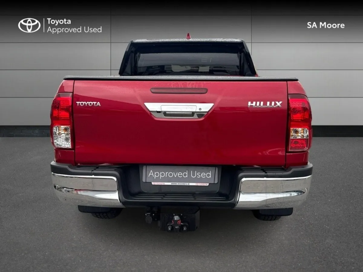 Toyota Hilux 2.8 MANUAL - BLACK EDITION - Image 4