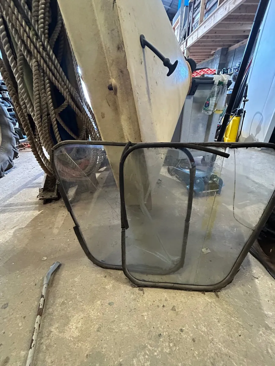 Safety cab ford 3000 - Image 1