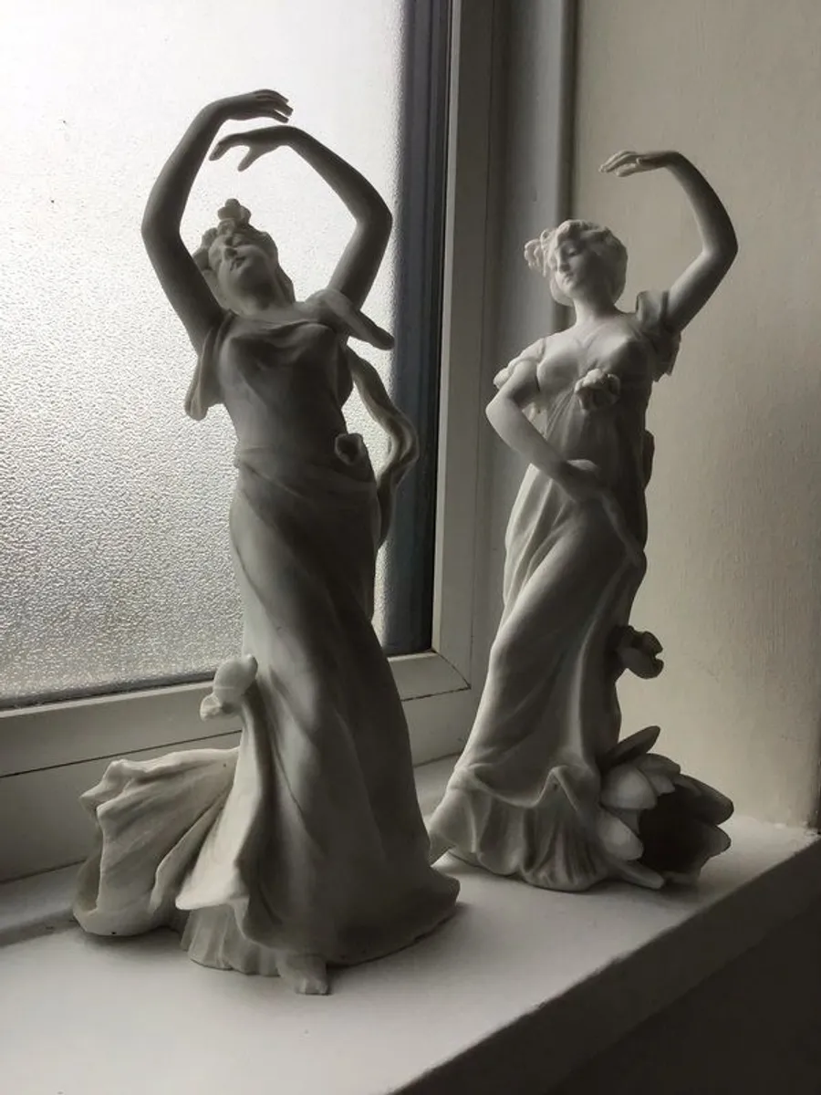 statues - Image 1