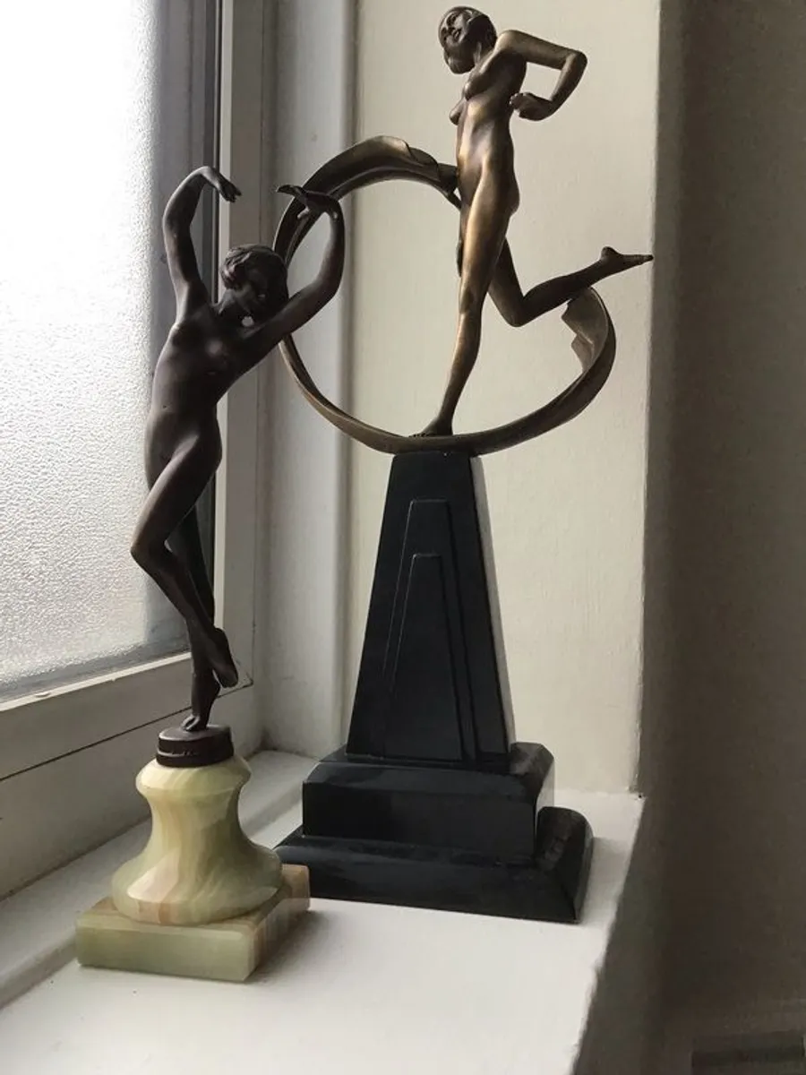 statues - Image 1