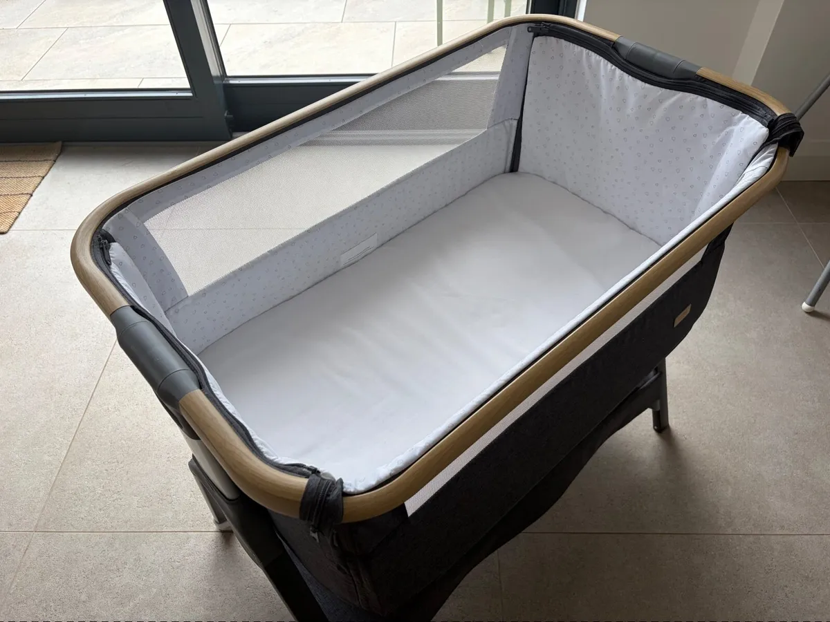 Tutti Bambini CoZee Lite Bedside Crib - Image 3