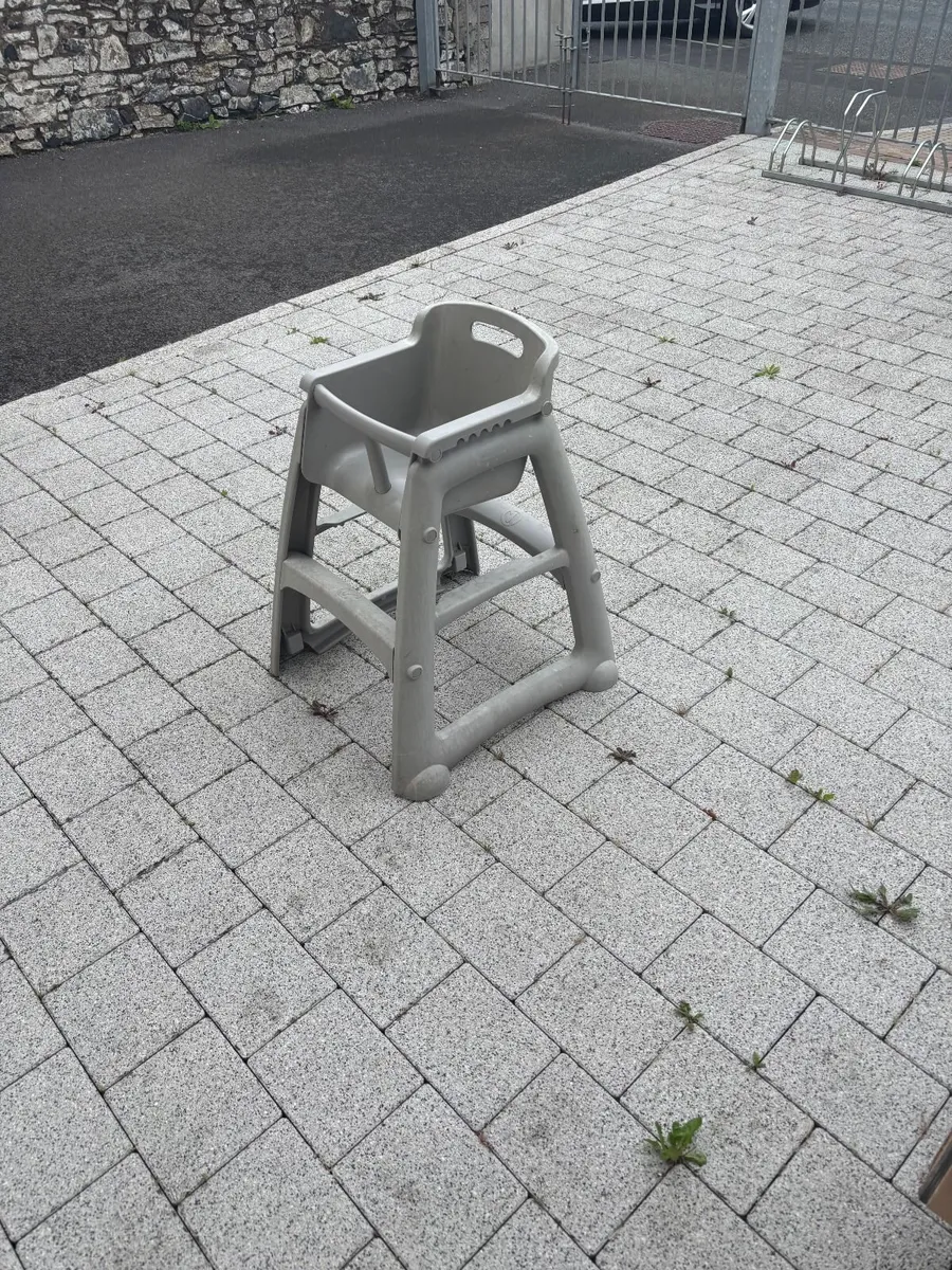 RUBBERMAID HIGH CHAIR - Image 2