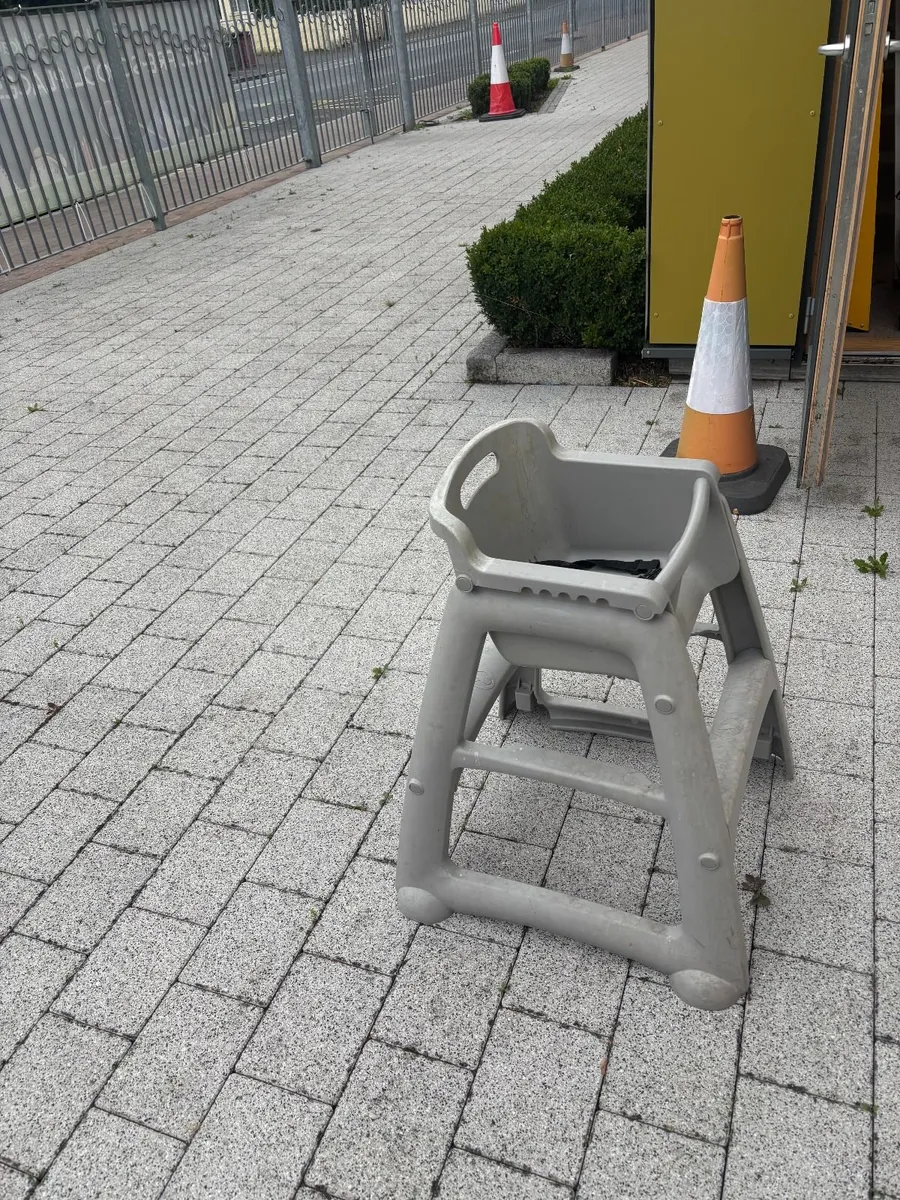 RUBBERMAID HIGH CHAIR - Image 1