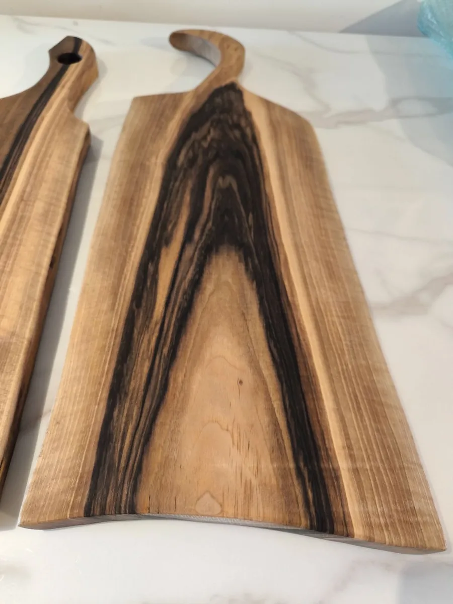 Board 1 large Walnut Chopping Board with Handle - - Image 4