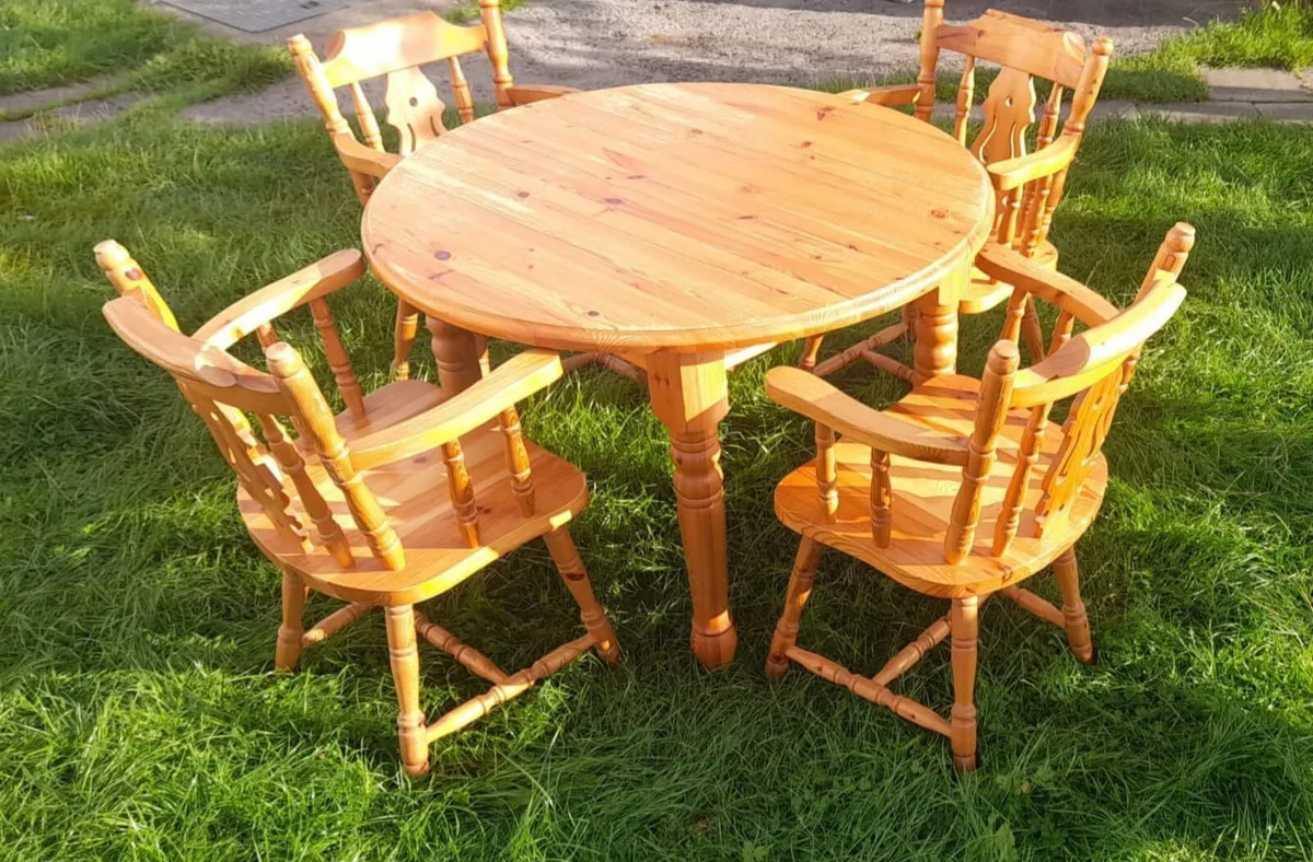 Table and 4 chairs - Image 1