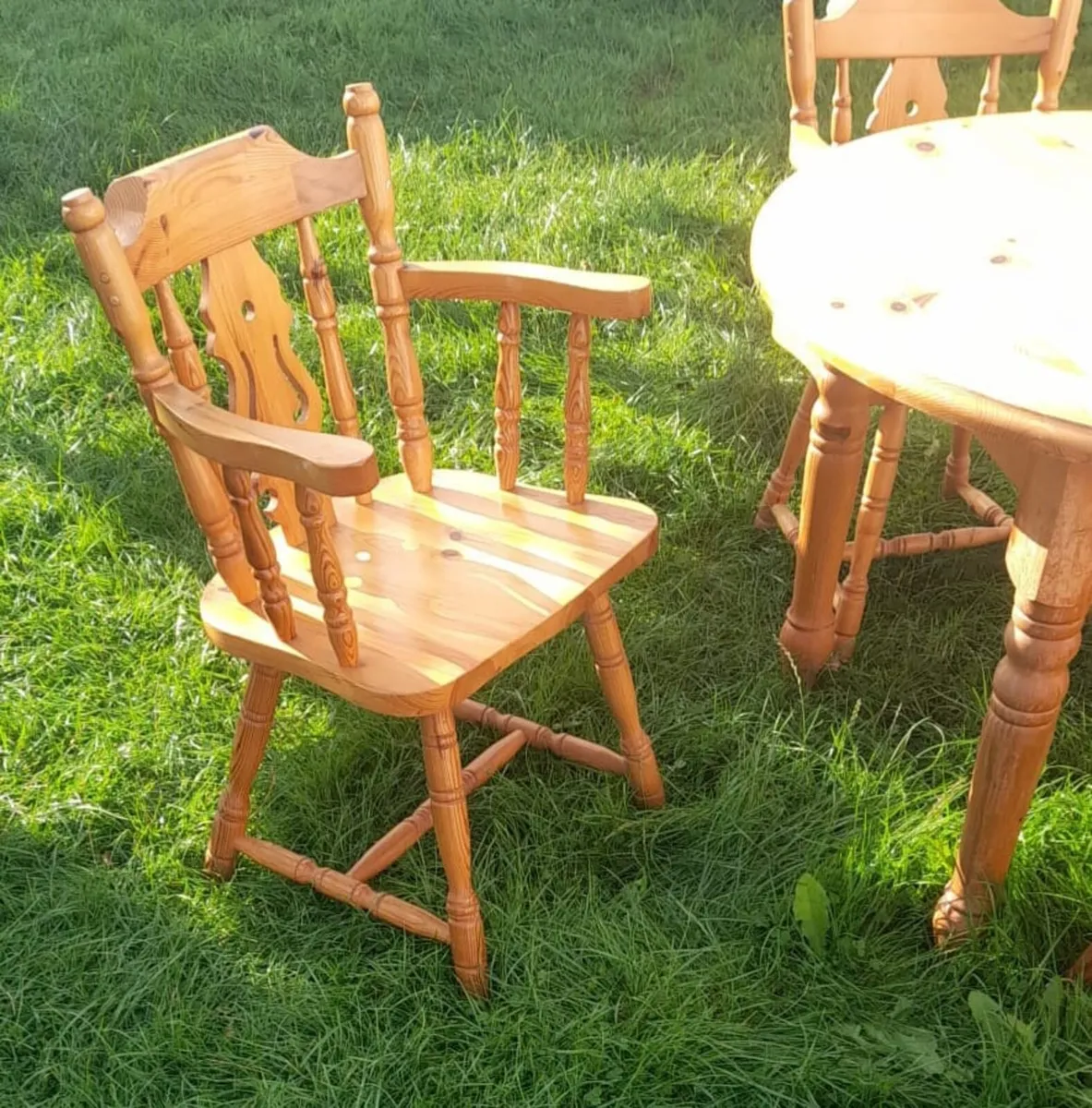 Table and 4 chairs - Image 3
