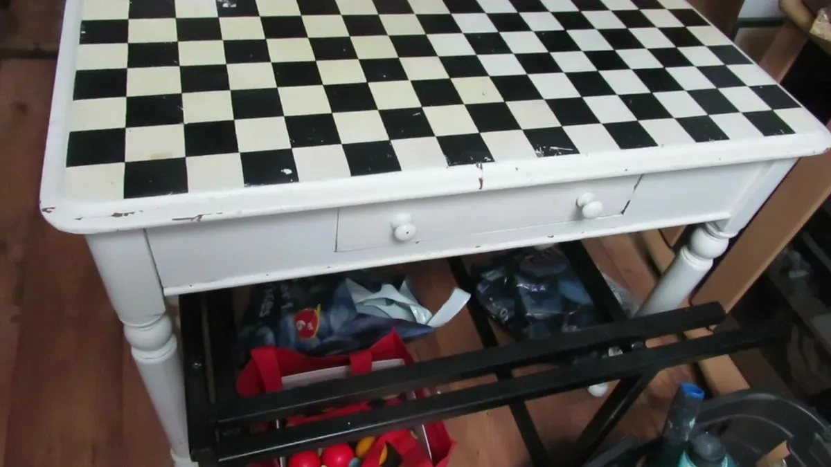 Hall table for recycling . - Image 1