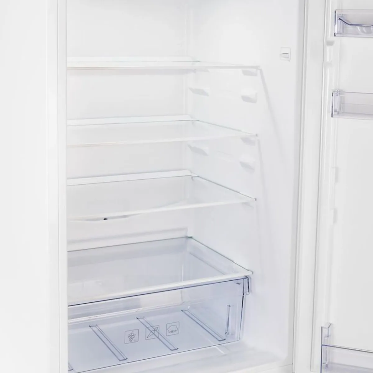 Refurbished Beko CFG4582W Freestanding 270 Litre 50/50 Frost Free Fridge Freezer White - Image 2