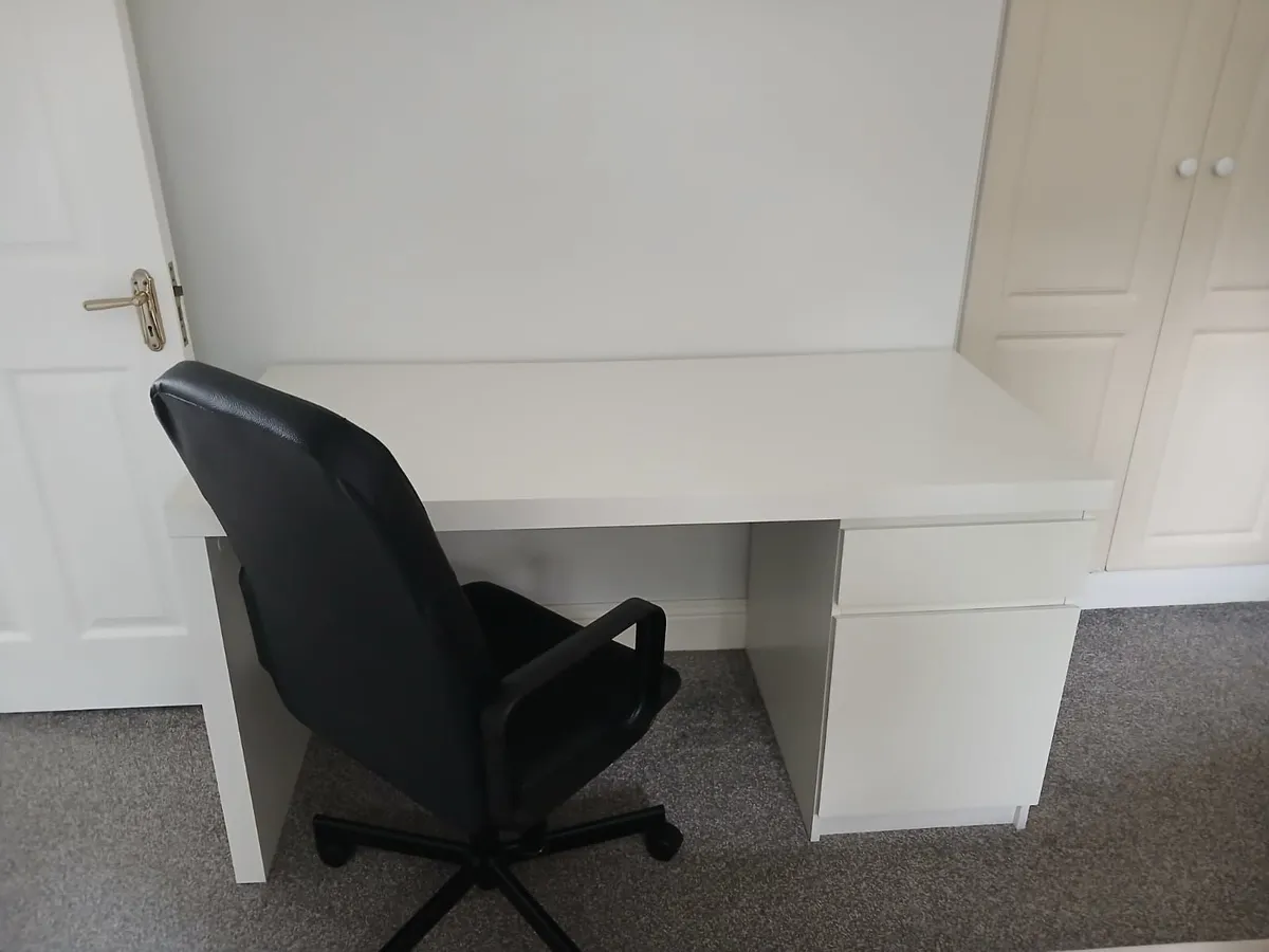 New desk with chair - Image 1