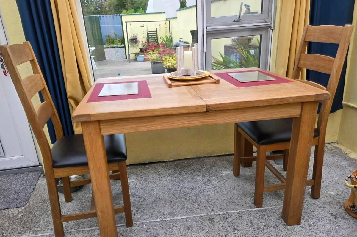 Solid Oak Dining table & 6 chairs - Image 1