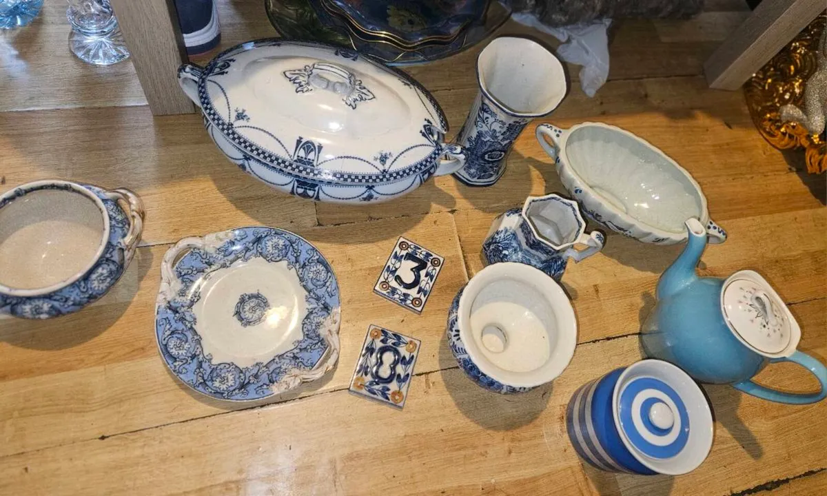 Job Lot of Decorative Blue Themed Delph Ceramic It - Image 1