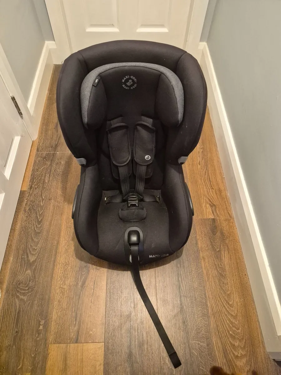 Maxi cosi swivel car seat - Image 1