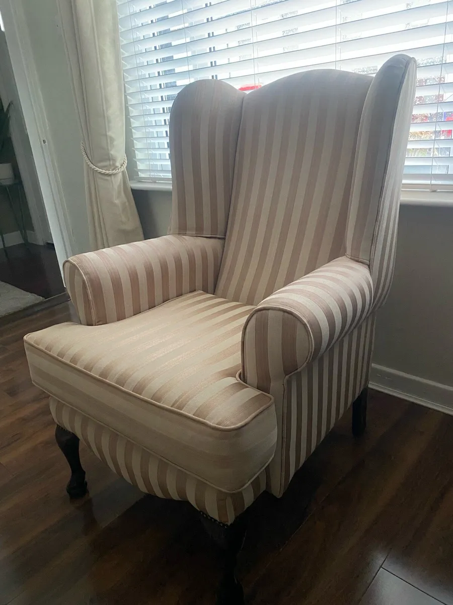 Wing back statement Chair - Image 1