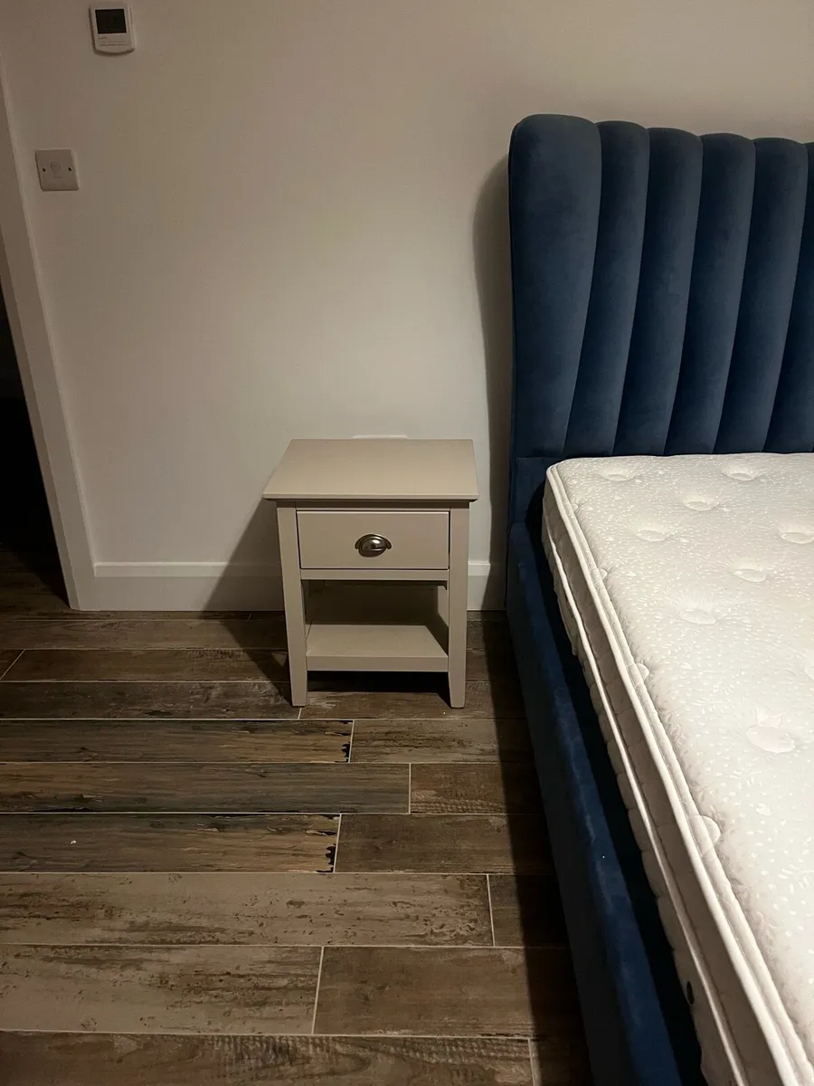 King size bed - Image 2