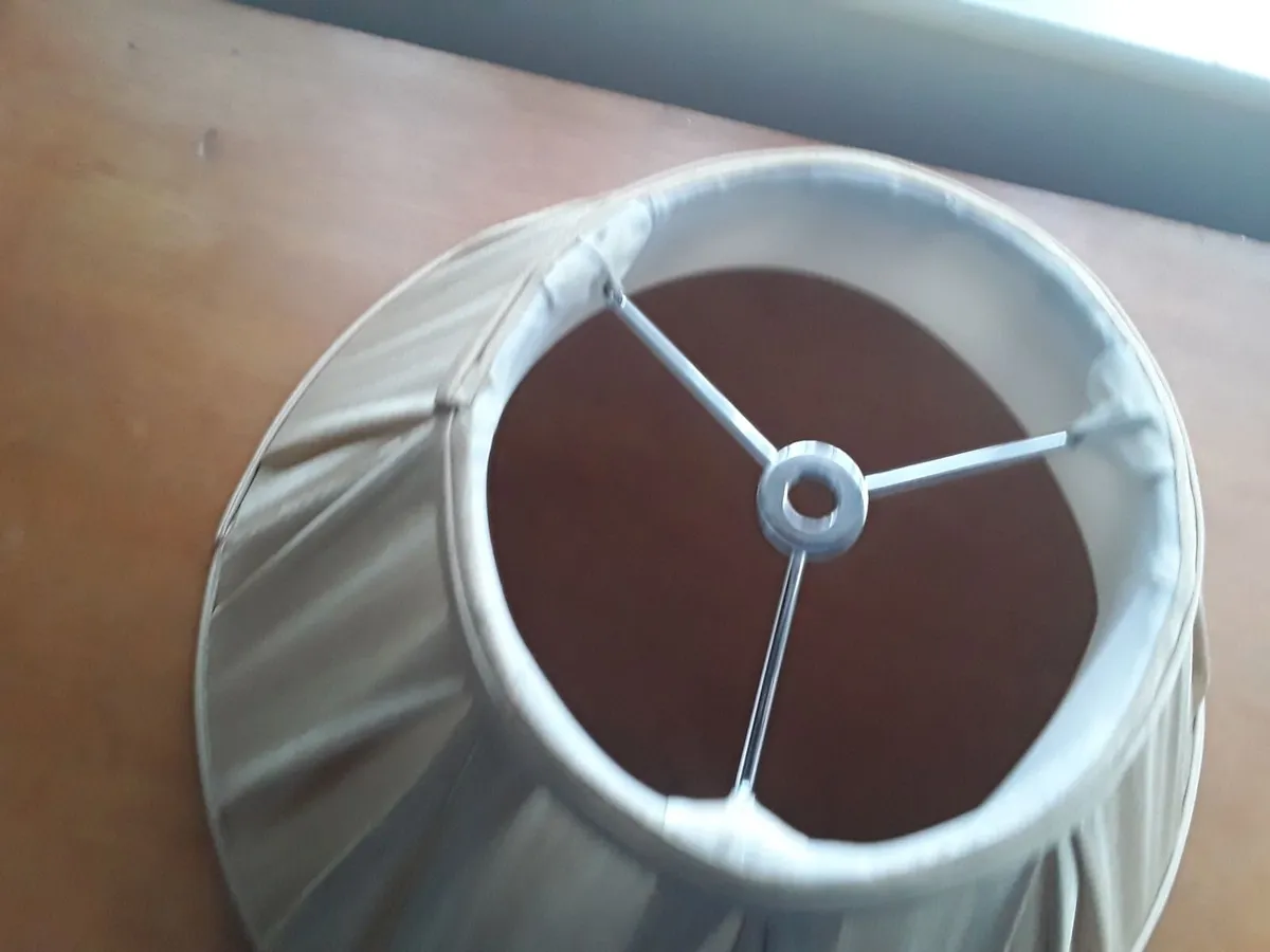 Lovely brand new satin beige coloured pendant shad - Image 3