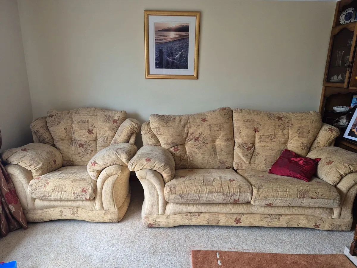 Suite of furniture - Image 1