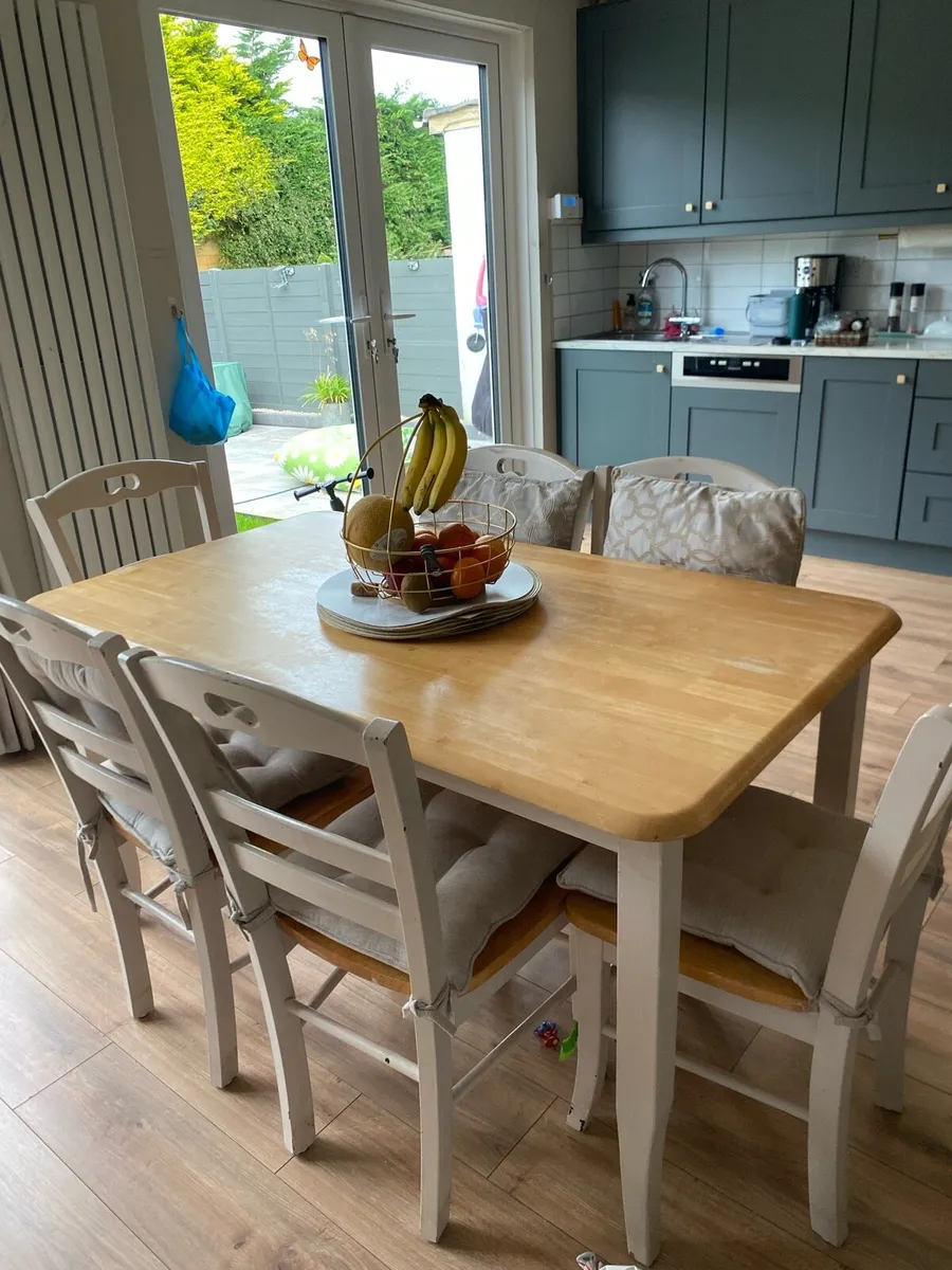 Table and chairs - Image 1