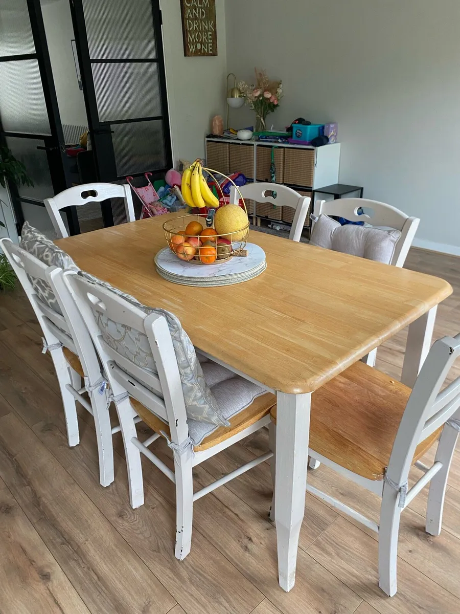 Table and chairs - Image 2