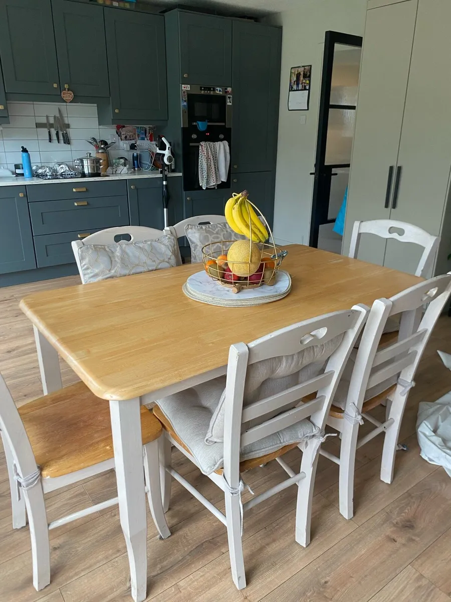 Table and chairs - Image 3